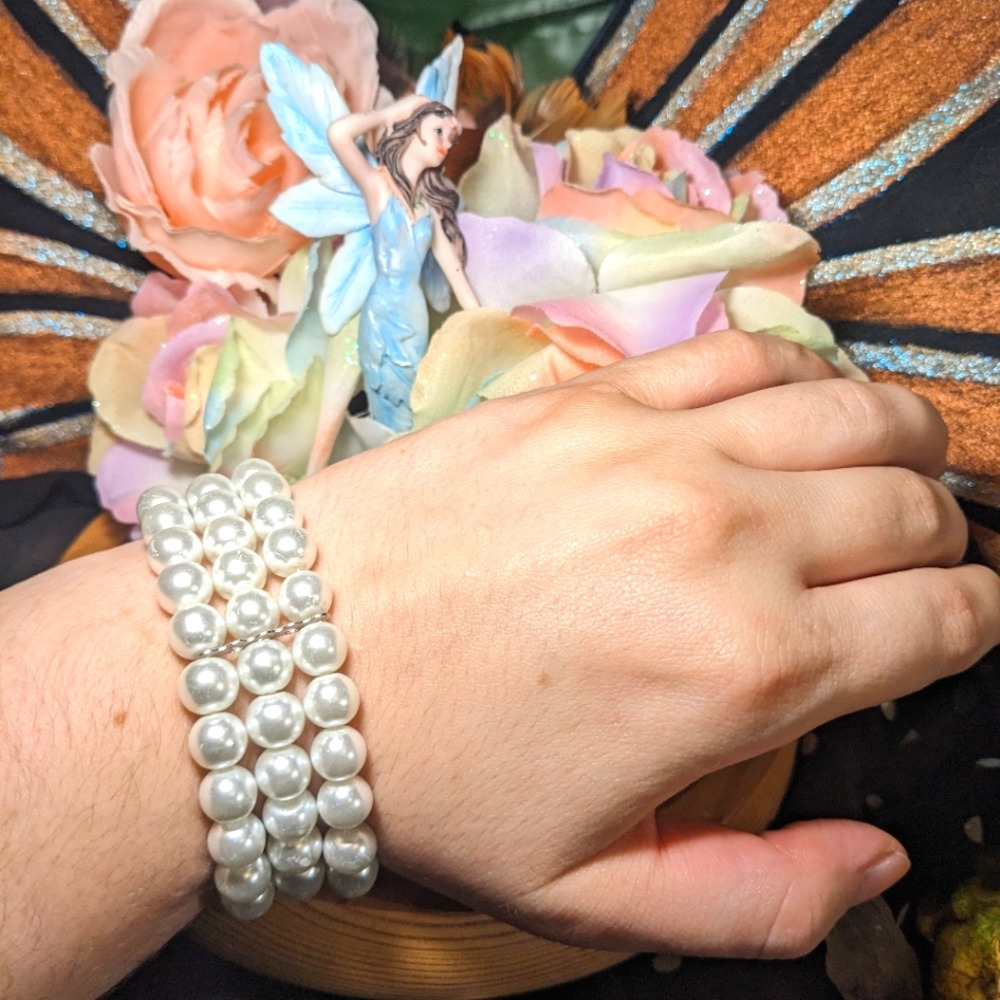 🌸 Women's 3-Strand Faux Pearl Bracelet, Easy Slide On/Off